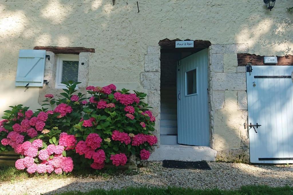 Entire Apartment With Swimming Pool Near Aubeterre Saint-Romain  Ngoại thất bức ảnh