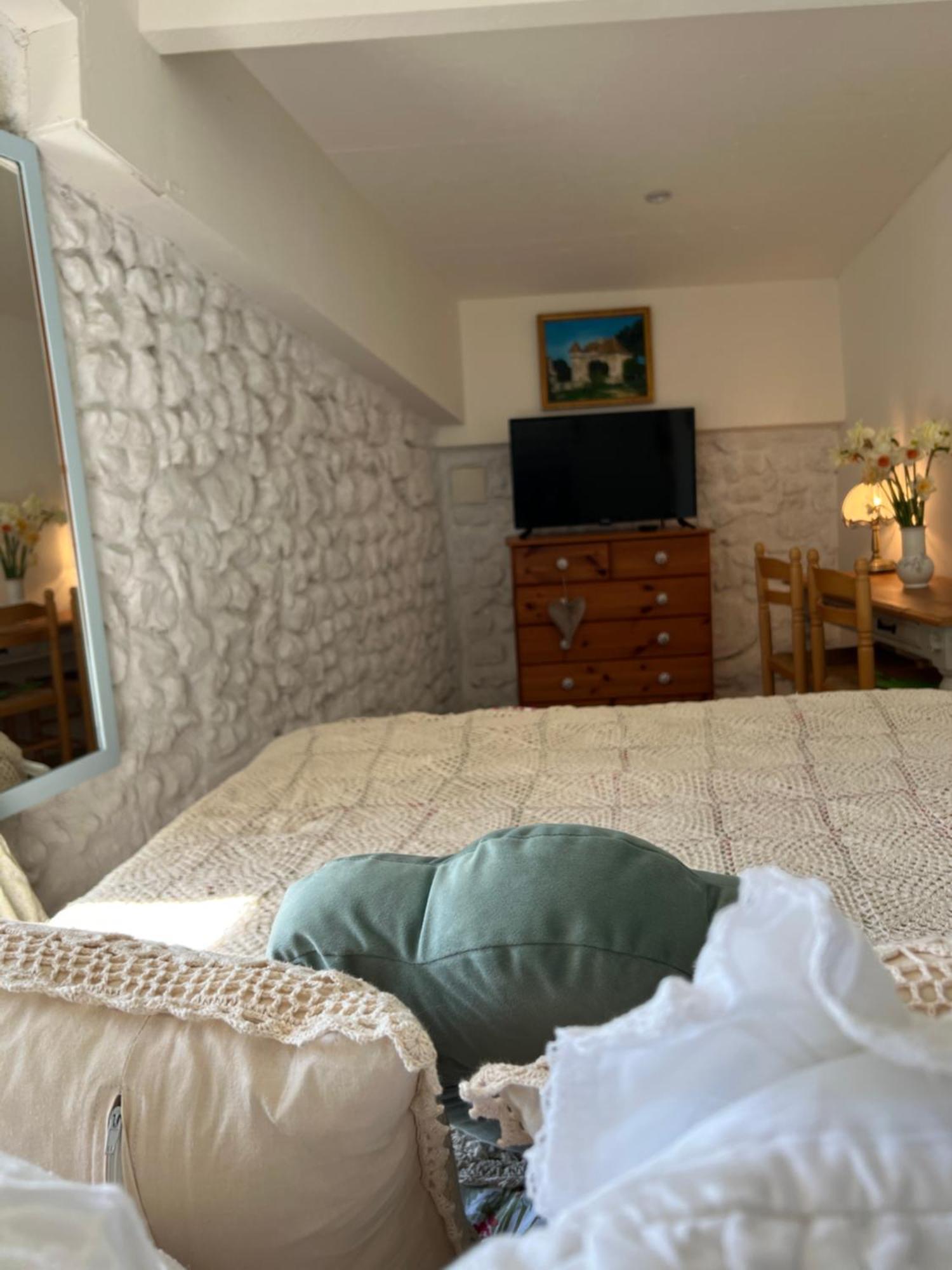 Entire Apartment With Swimming Pool Near Aubeterre Saint-Romain  Ngoại thất bức ảnh